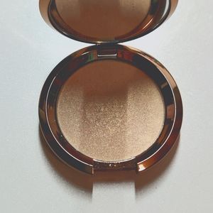 Becca Pearl Flashes Gold Light Chaser Highlight